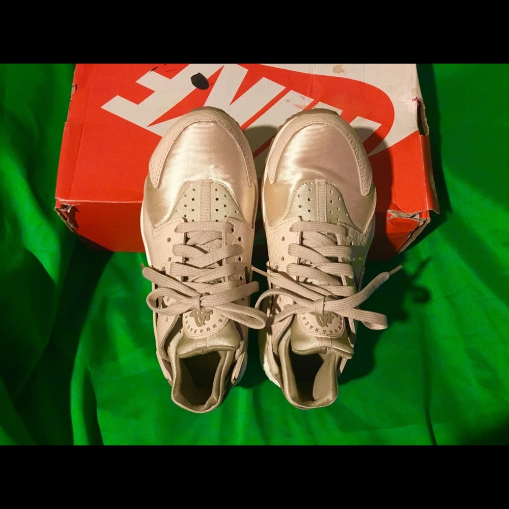 Nike Air Huarache Running Shoes - Picture 6 of 8